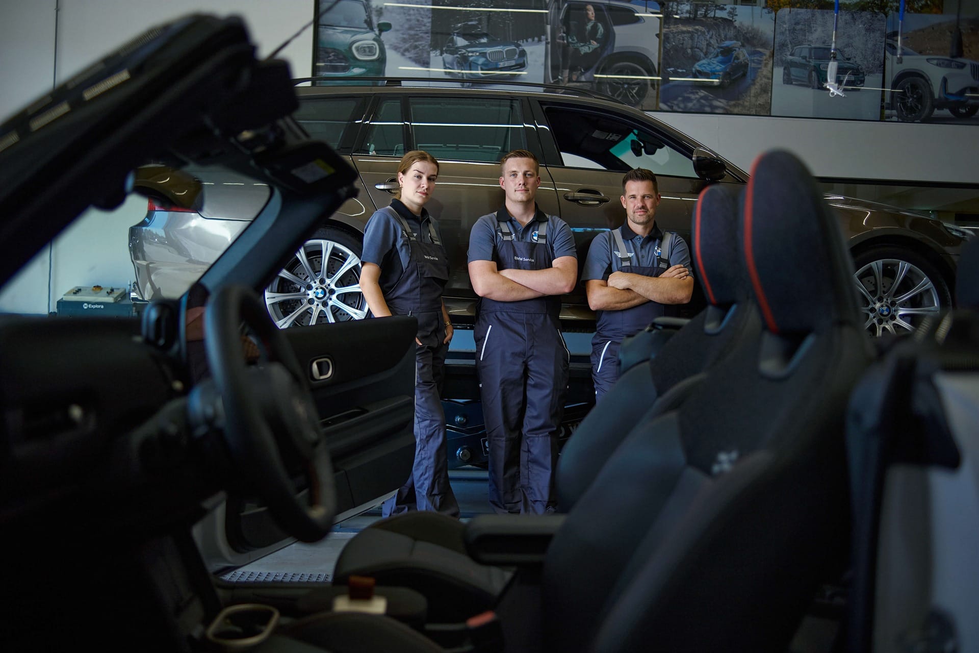3 monteurs die klaarstaan voor een BMW.