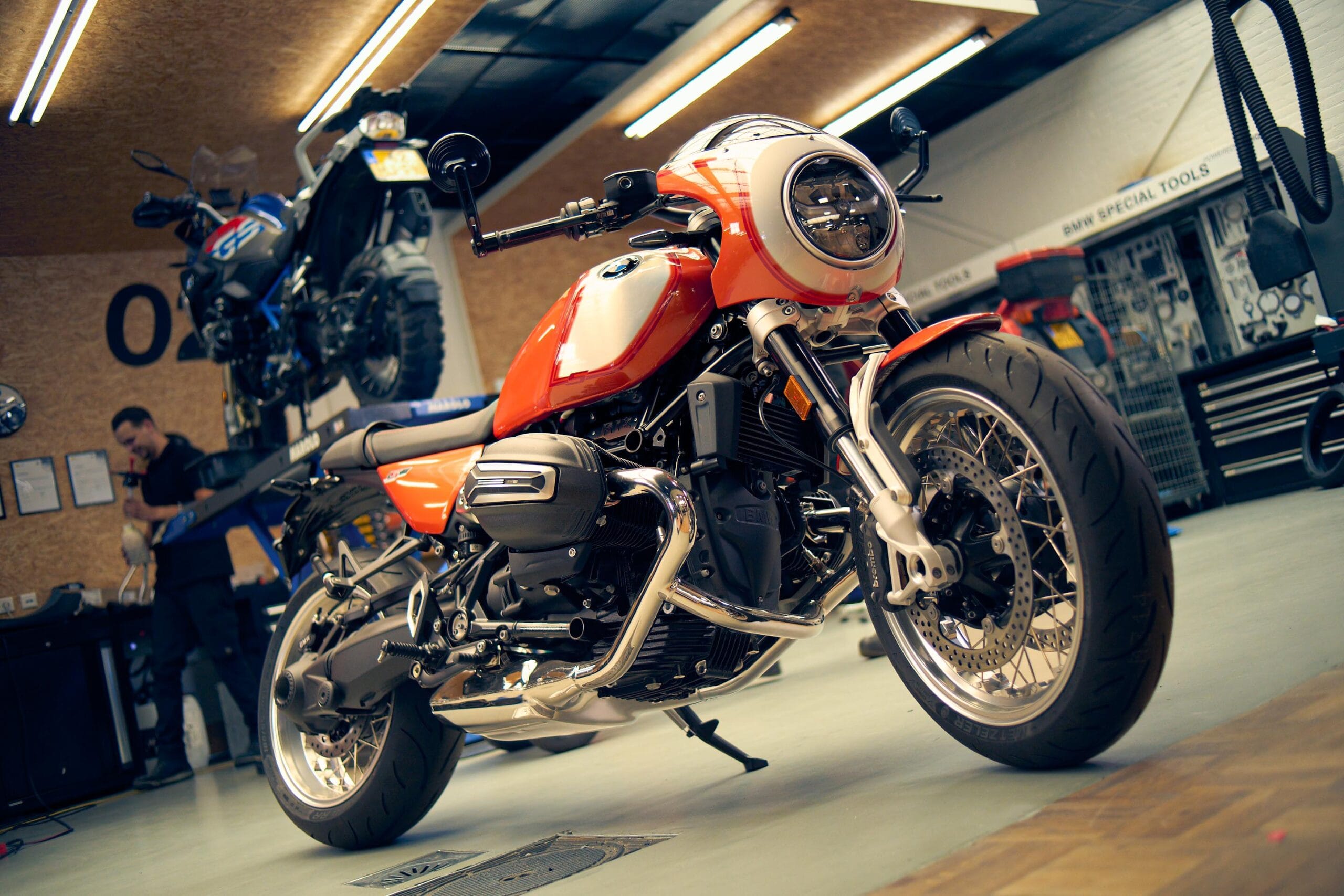 BMW motorfiets in de werkplaats.