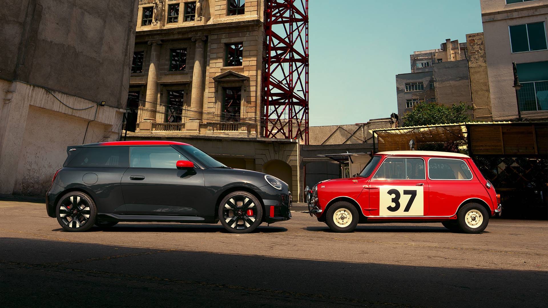 De nieuwe MINI en klassieke mini tegenover elkaar.